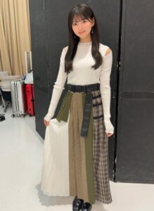 【僕青】今井優希ちゃん、肩出しトップスとチェックスカートのコーディネート