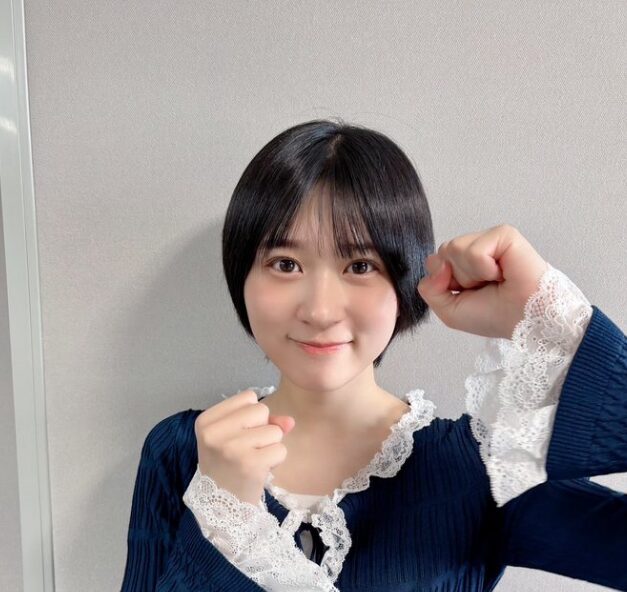 【僕青】杉浦英恋ちゃんの私服!胸元のポイントが可愛いニットカーディガン