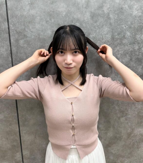 【僕青】八木仁愛ちゃんの私服!華奢に見せるカーディガンとキャミソールのセット