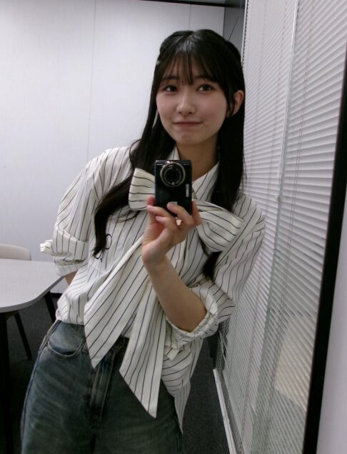 【僕青】萩原心花ちゃんの私服!一目ぼれで購入の大きなリボンのスタライプシャツ
