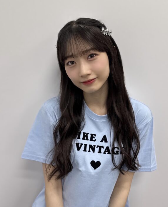 【僕青】早﨑すずきちゃんの私服!アイコニックなメッセージが目を惹くフロッキープリントTシャツ