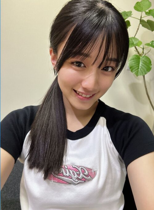 【僕青】岩本理瑚ちゃんの私服!ロゴ入りコンパクトTシャツ