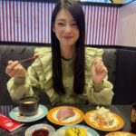 【僕青】吉本此那ちゃんの私服！帰省先の石川で着用していたフリルカーディガン