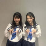 【僕青】ツインショットが可愛すぎる!制服姿の仲良し2ショットにファン歓喜