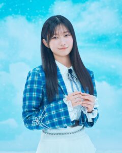 萩原心花のゆるあったか冬コーデ｜グレーゆるニット×チェックミニで“彼女感”全開スタイル